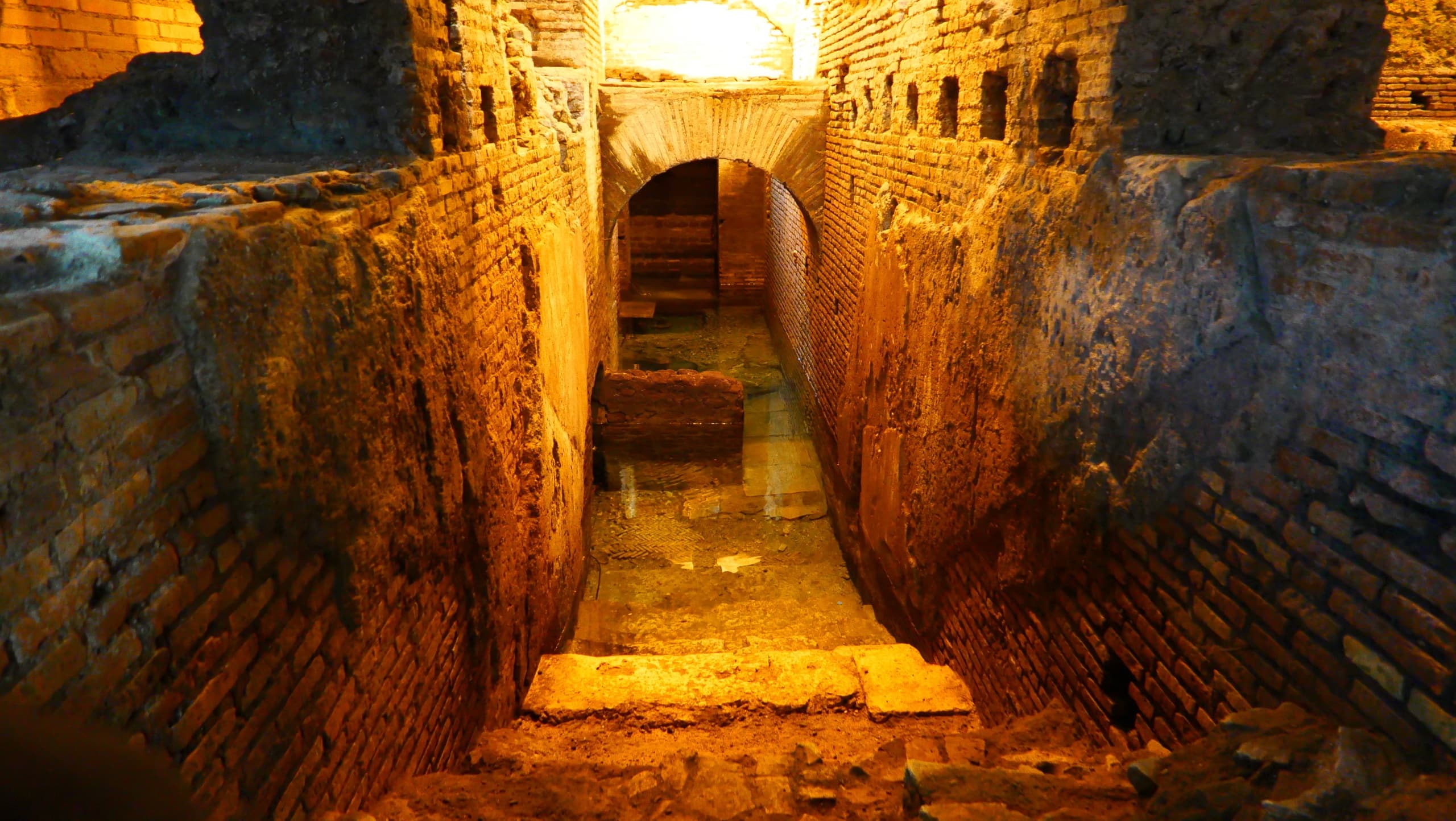 Highlights and Undergrounds Small Group Walking Tour