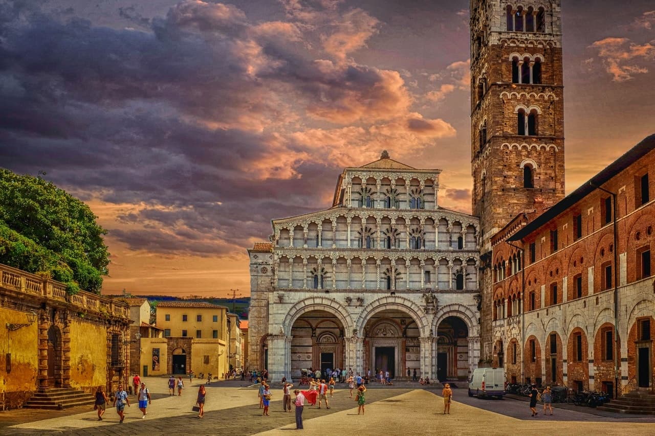 Guided visit of Lucca on foot - Private version
