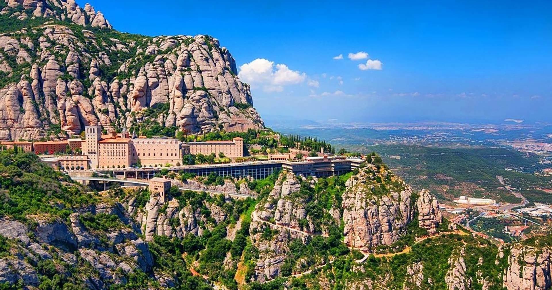 Barcelona Sagrada Familia and Montserrat Small Group Tour with Hotel Pick-Up (FD)
