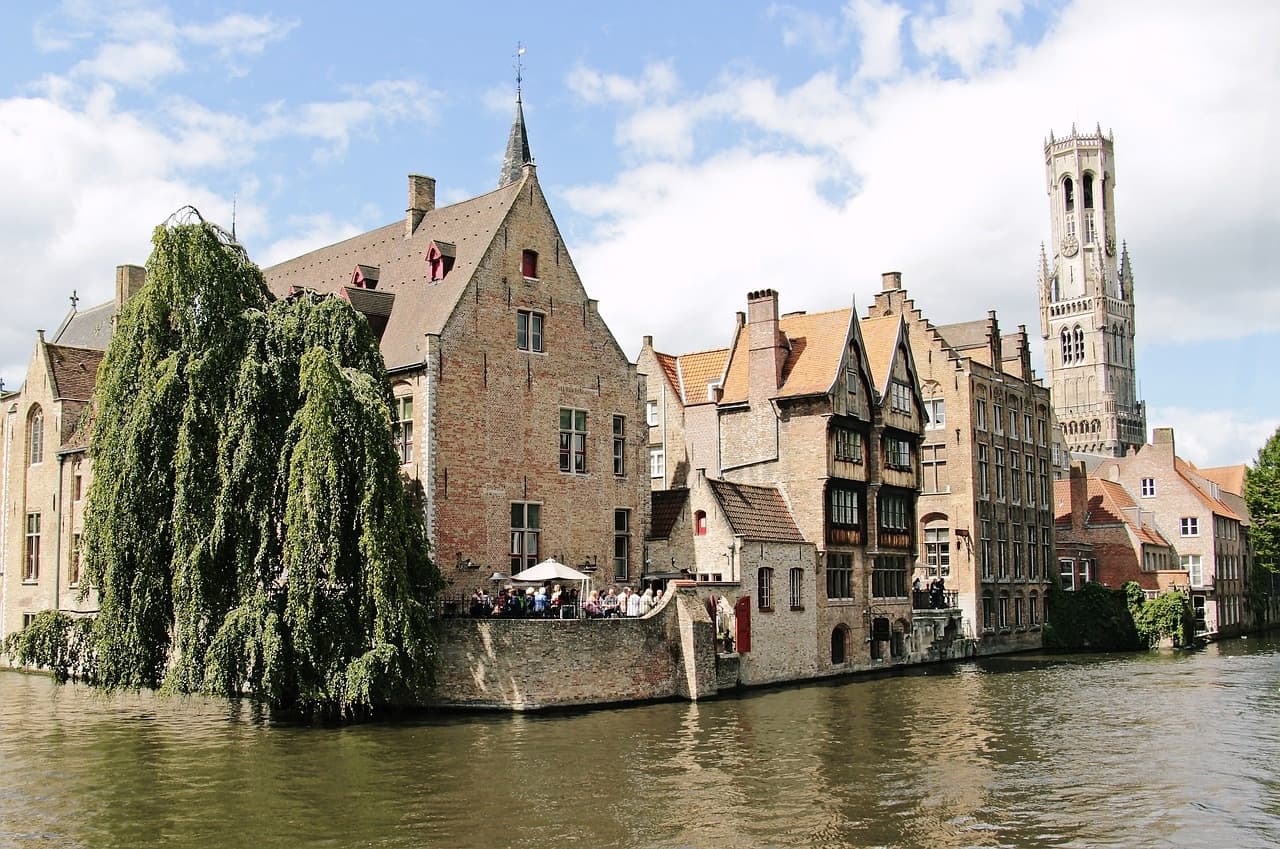 Bruges Free Walking Tour: Tell Me About Bruges. Praline Included!