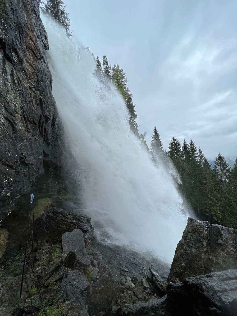 Tvinnefossen Waterfall