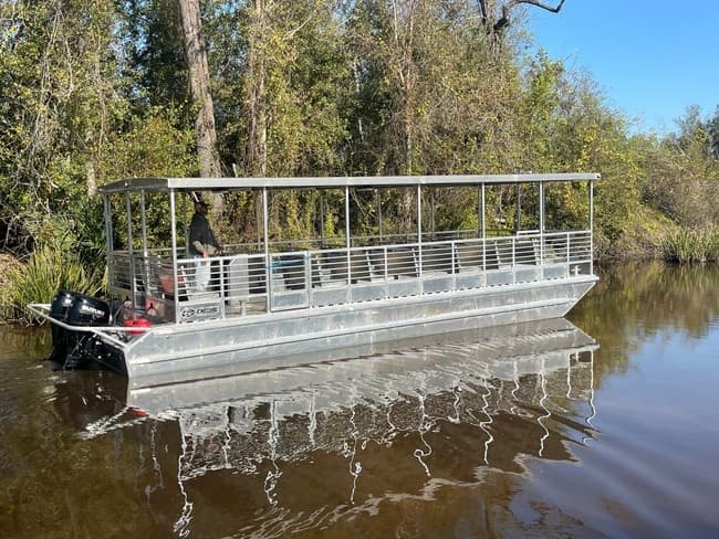 Covered Boat and Oak Alley or Laura Plantation Combo Tour