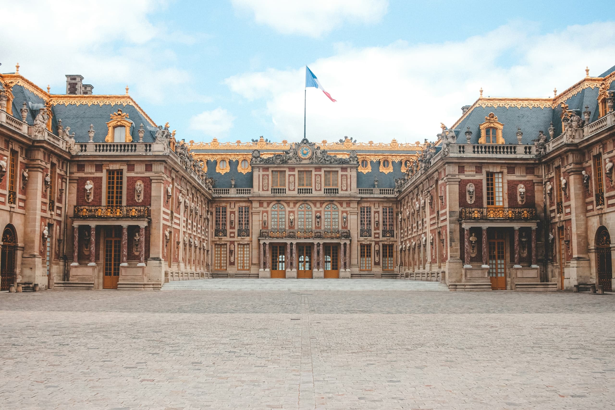 Versailles Palace & Marie Antoinette's Estate Tour with Expert Guide & Free Time