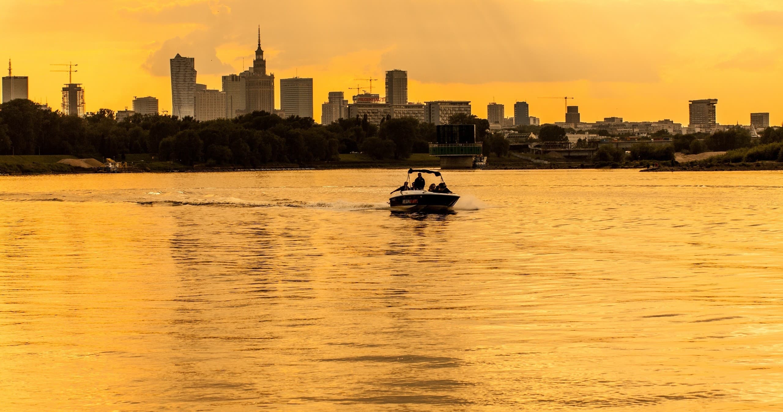 Sunset Motorboat Cruise on the Vistula River with Prosecco – max. 7 pax