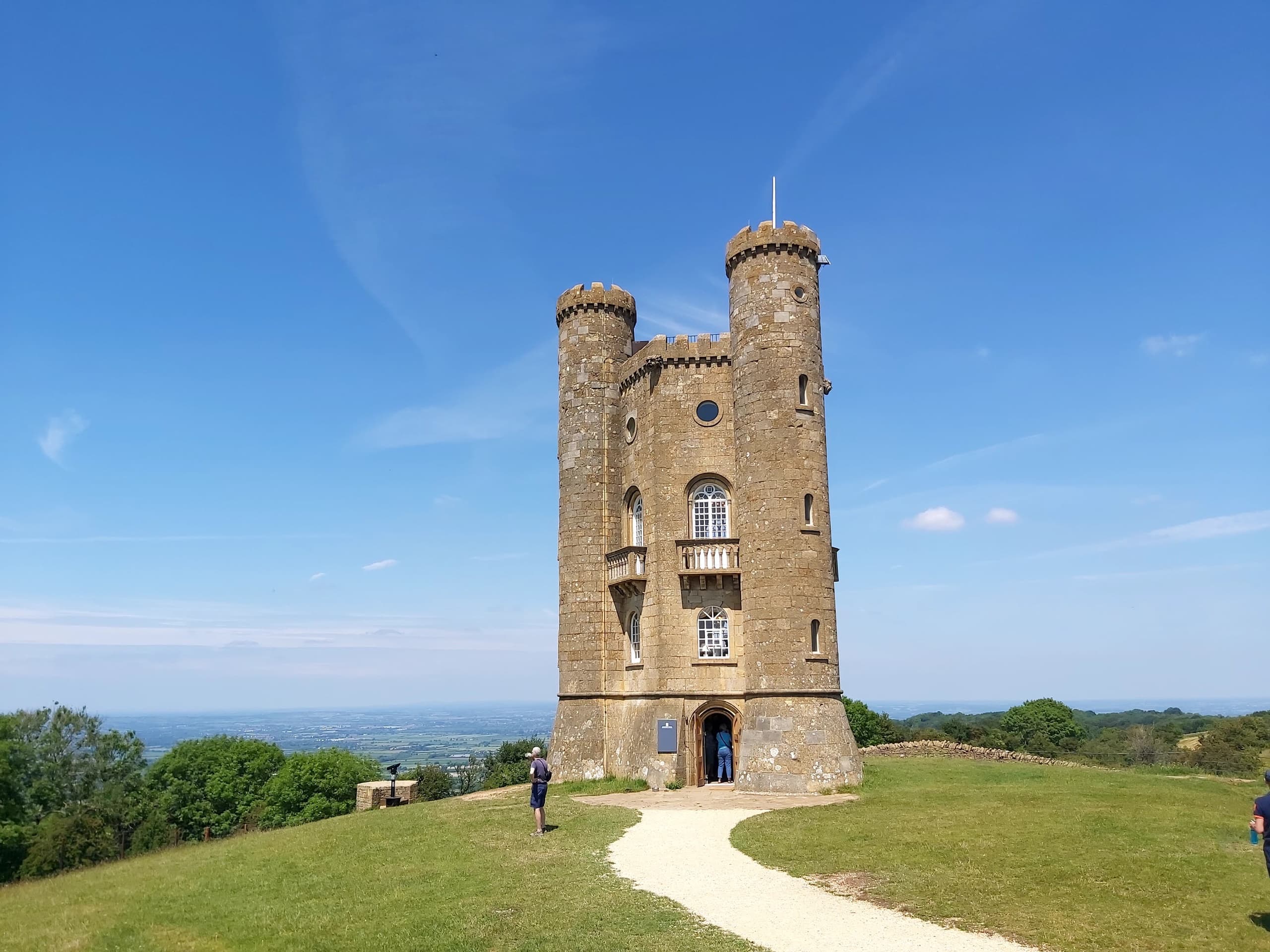 Explore the Cotswolds: Cream Tea and a Visit to Broadway Tower