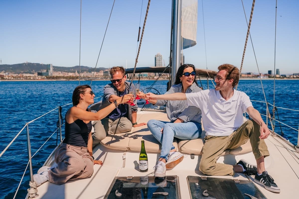 Tour en bicicleta y excursión en velero en Barcelona
