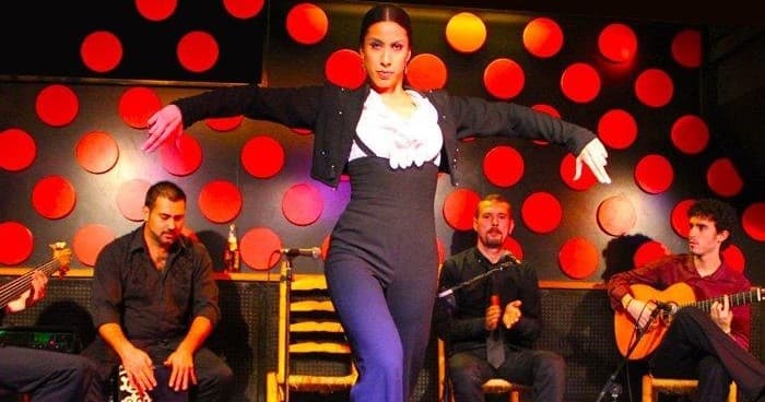 Night Tapas Walking Tour in Barcelona Old Town and Flamenco Show with Small Group (PM)