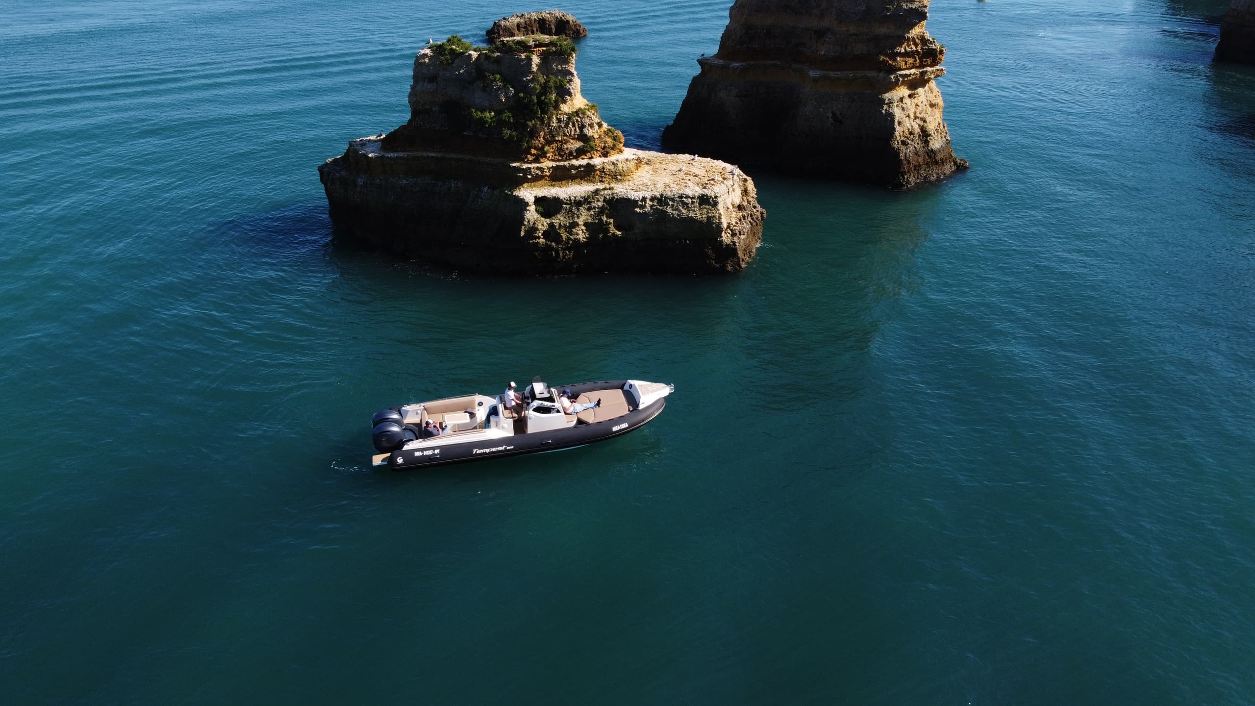 Passeio Privado de Barco no Algarve: Benagil, Ponta da Piedade e Golfinhos