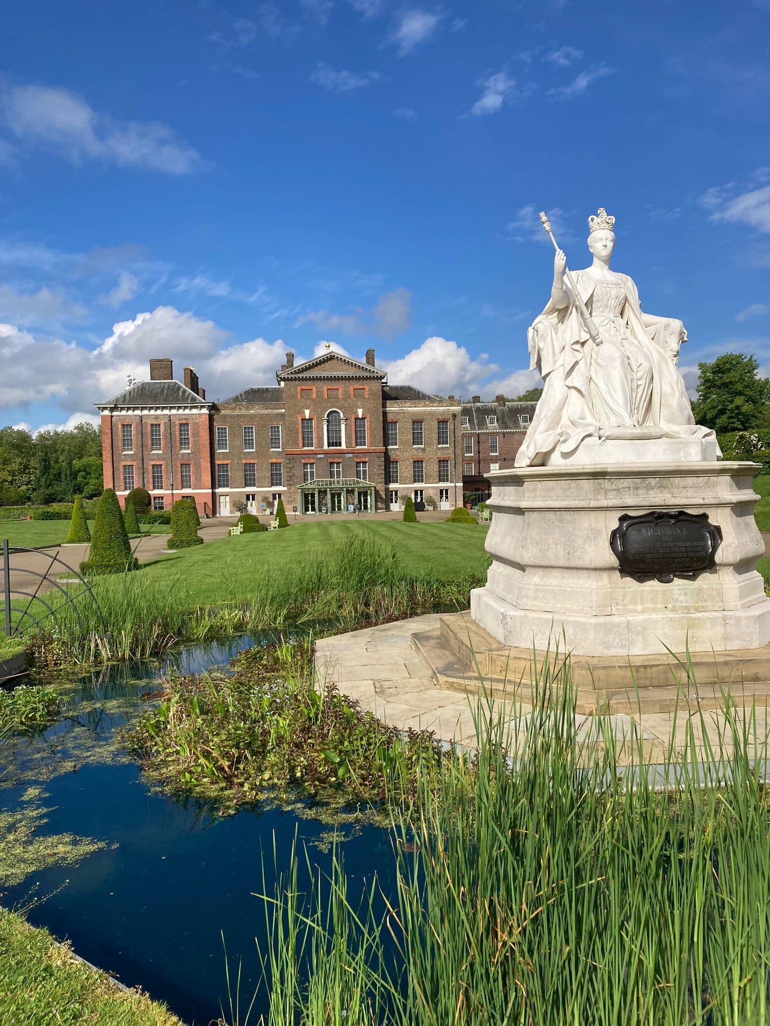 L: VIP Kensington Palace Tour & Royal Tea Crown Experience