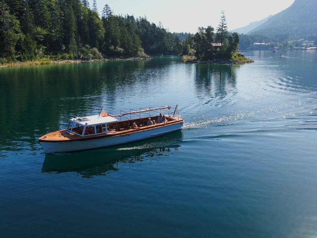 Rundfahrt mit dem historischen Ausflugsboot auf dem Eibsee