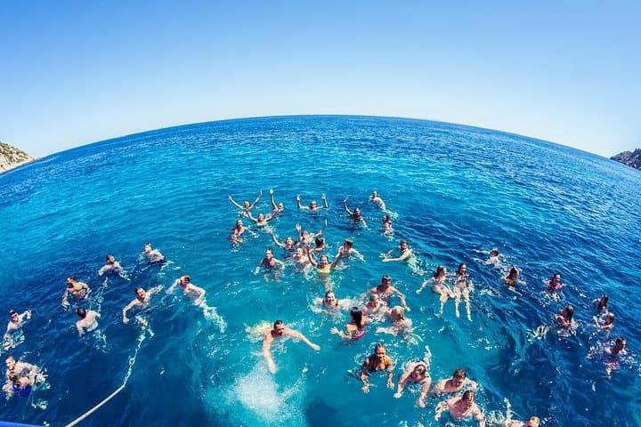 Descubre un mar de secretos: natación, cueva Secreta  y súper visión submarina