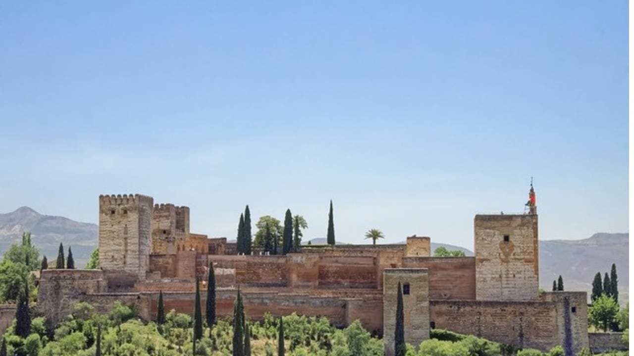 Alhambra essential tour: Alcazaba and Generalife. Nasrid Palaces not included. Tickets not included.