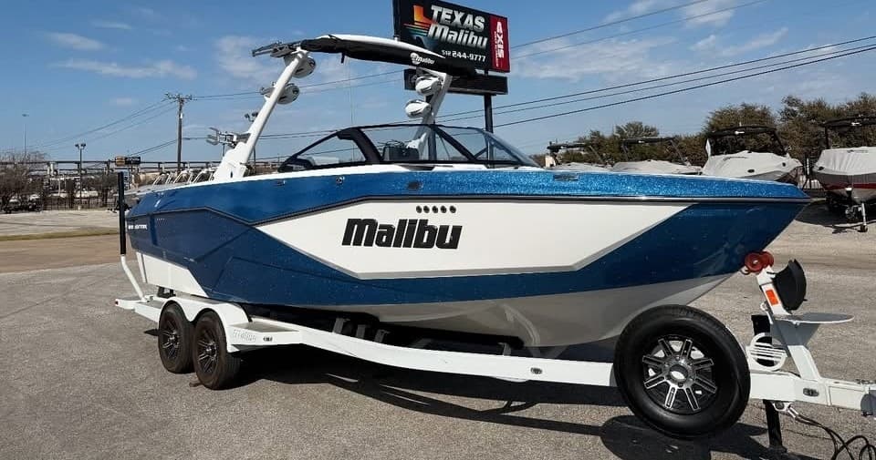 Malibu 25 LSV Wake Boat • Wakesurfing & Wakeboarding Charter (Watersports)