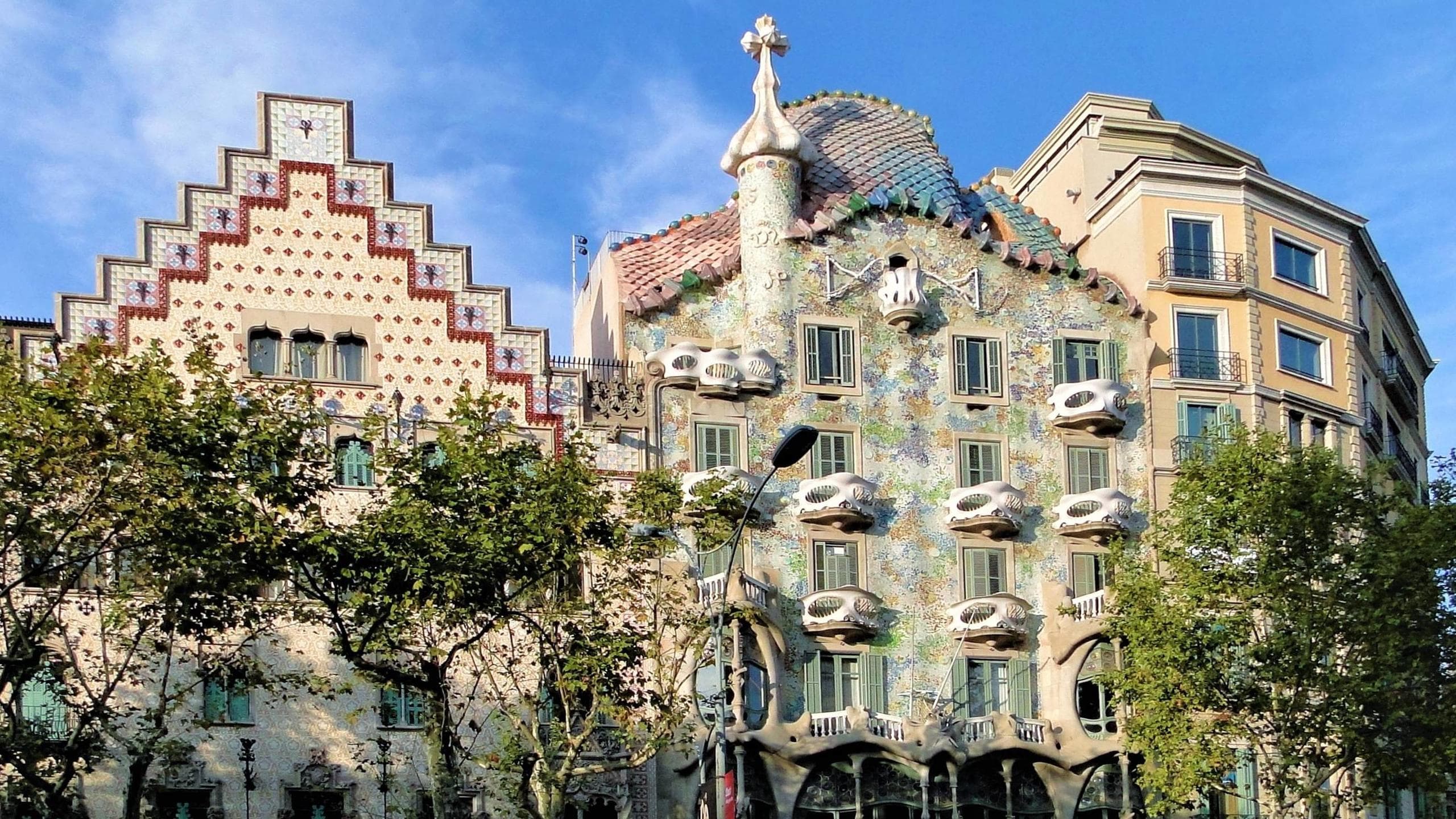 Gaudi's Modernist Legacy in Barcelona: Sagrada Familia Small Group Walking Tour (AM)