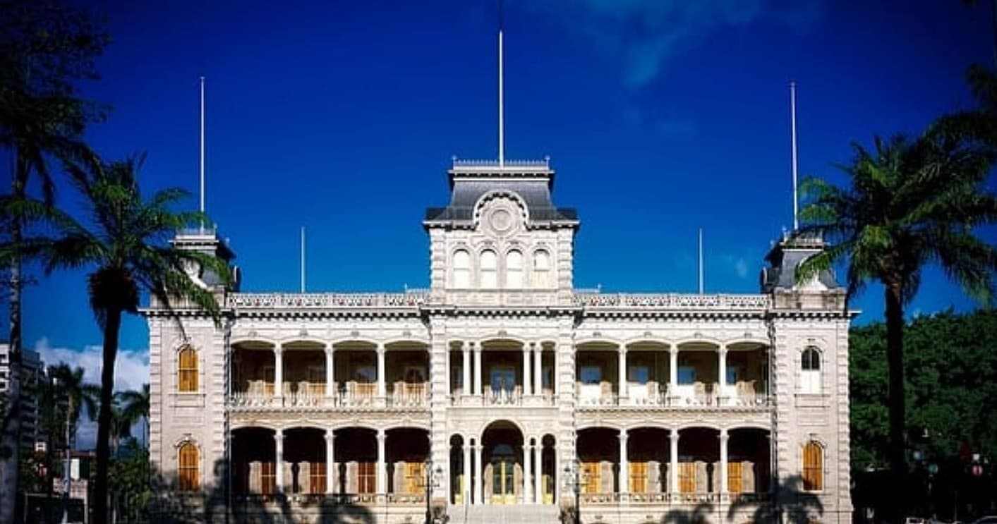 The World Famous Royal Iolani Palace" & Historic Honolulu- Luxury Limousine Tour!"