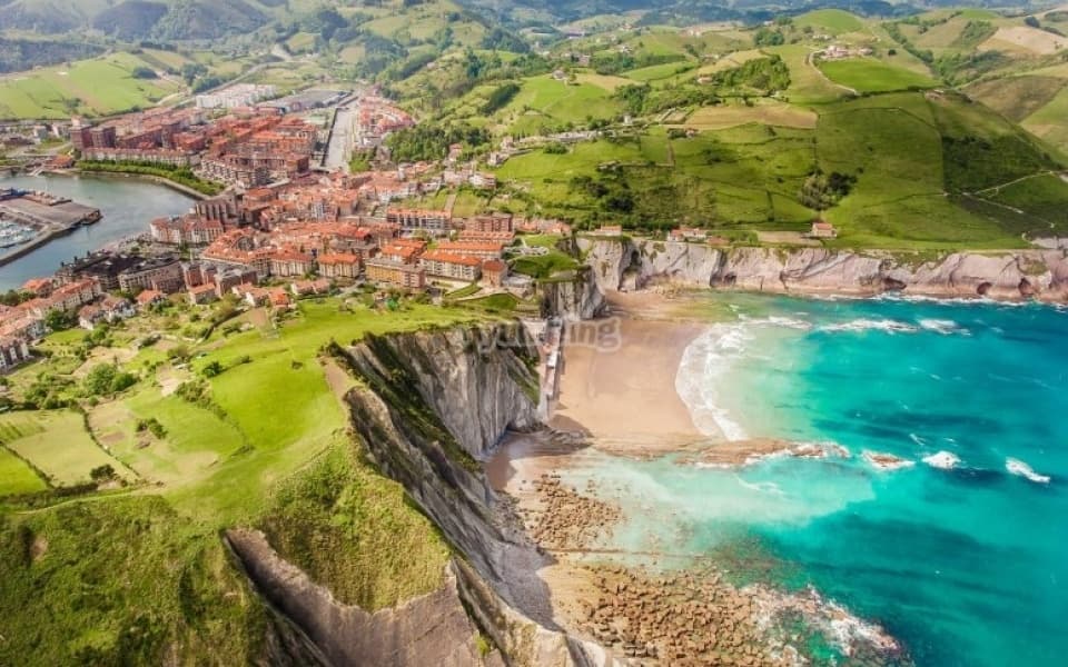 Costa Vasca en Helicóptero y cata de vino en bodega