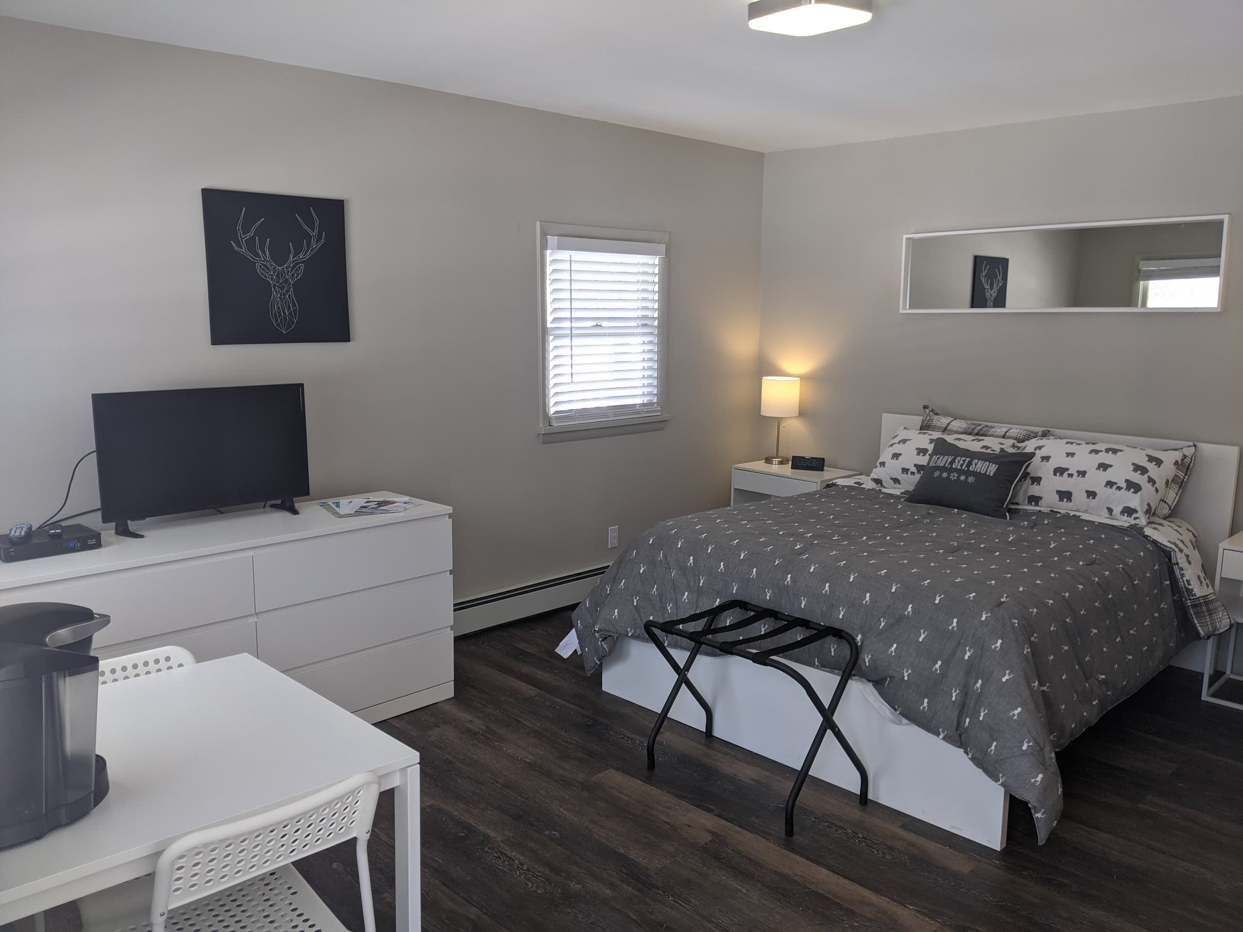 Catamount Lodging - Pond View Room 5