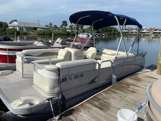 #31 21ft 2007 Tan Bennington seats 10
