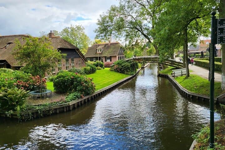 Day-trip Tour from Amsterdam to Giethoorn with boat tour included