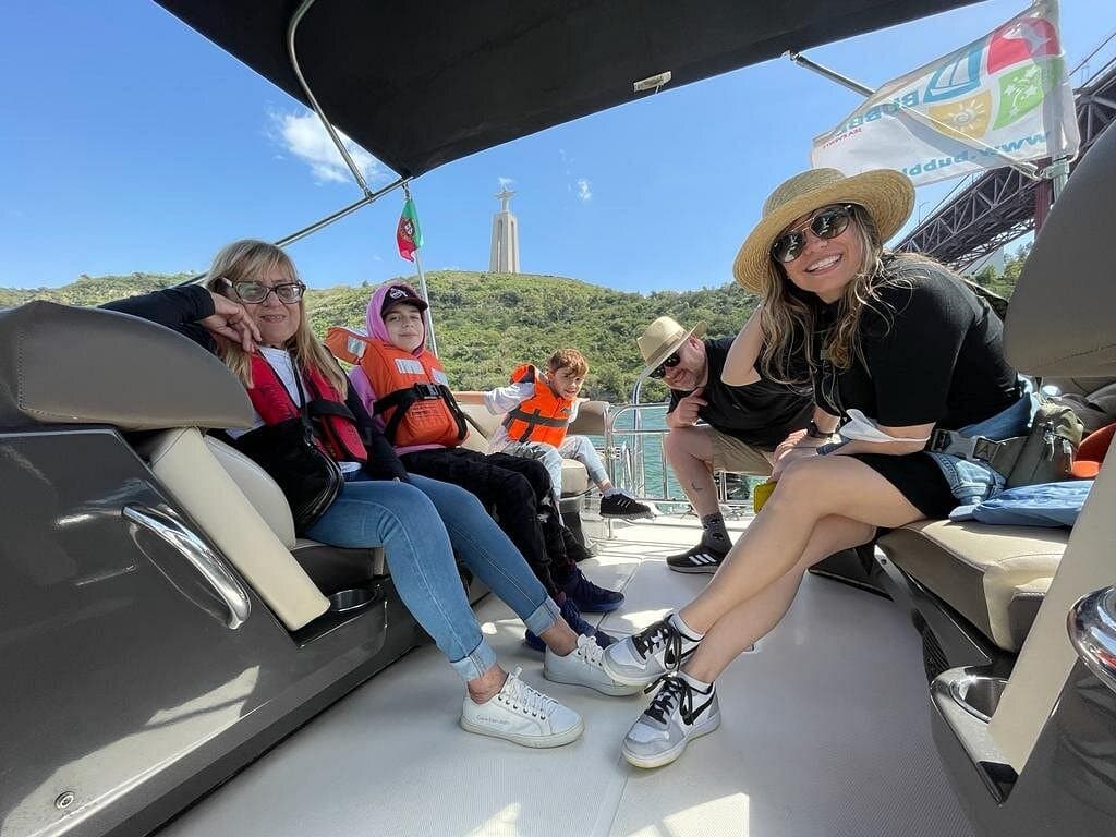 2-Hour Private Boat Tour with 6 bottles of Champagne