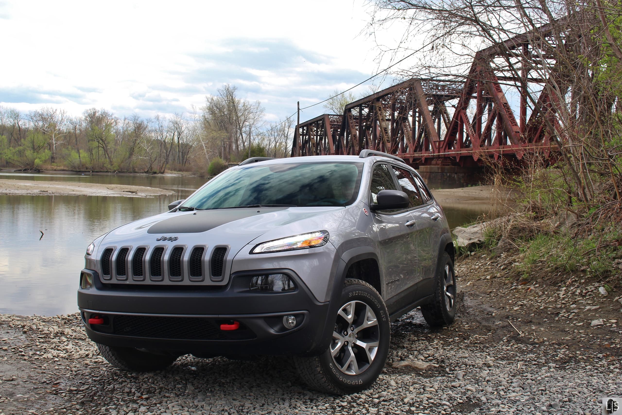 Gray Jeep Cherokee Trailhawk 4x4