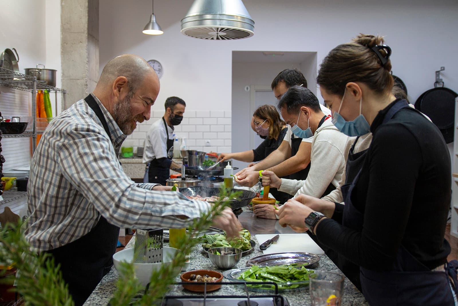 Authentic Valencian Paella Workshop, Tapas & Visit Ruzafa Market