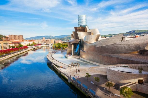 Bilbao y Museo Guggenheim en Bicicleta Electrica