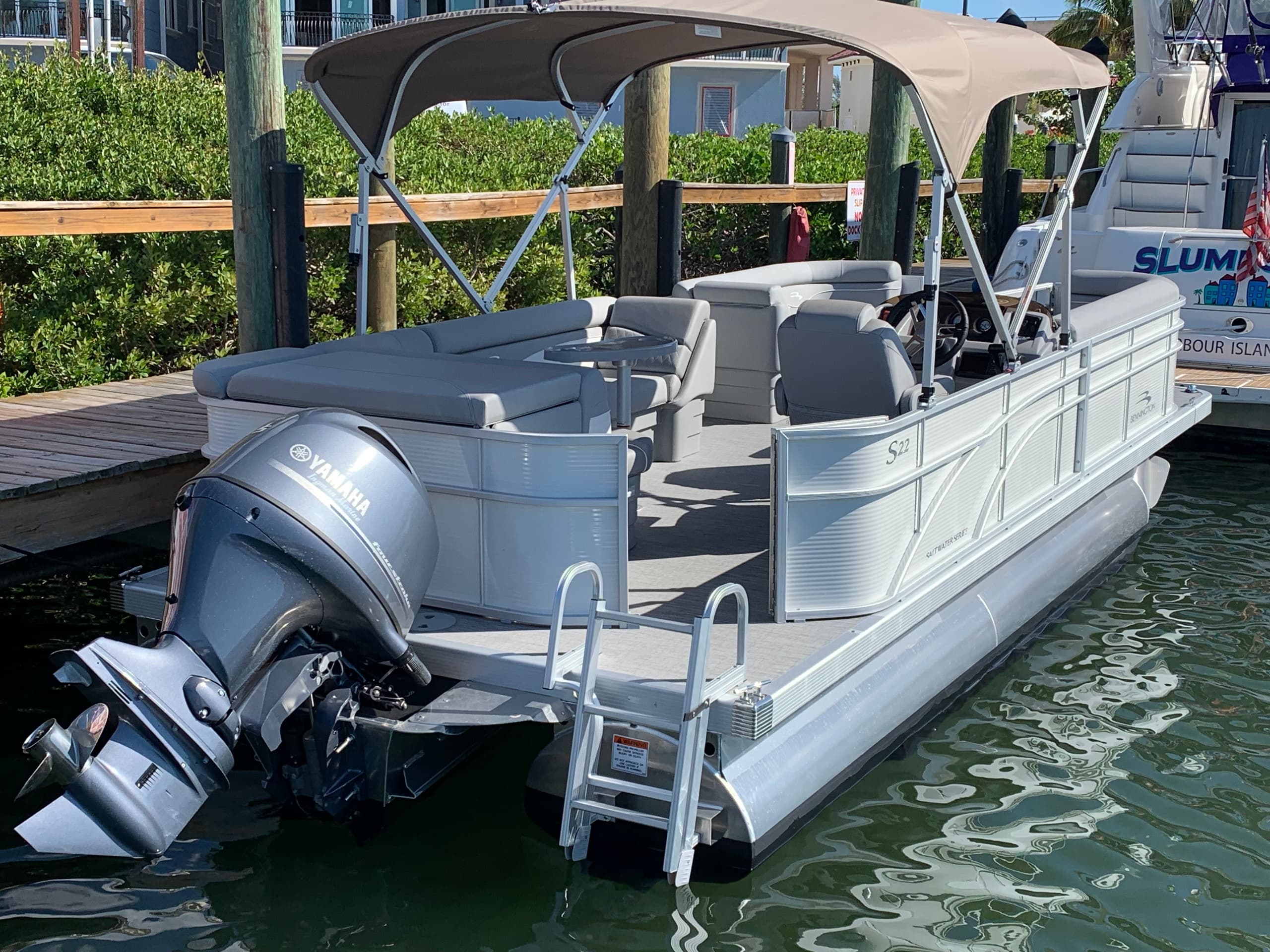22’ Pontoon Cruz White
