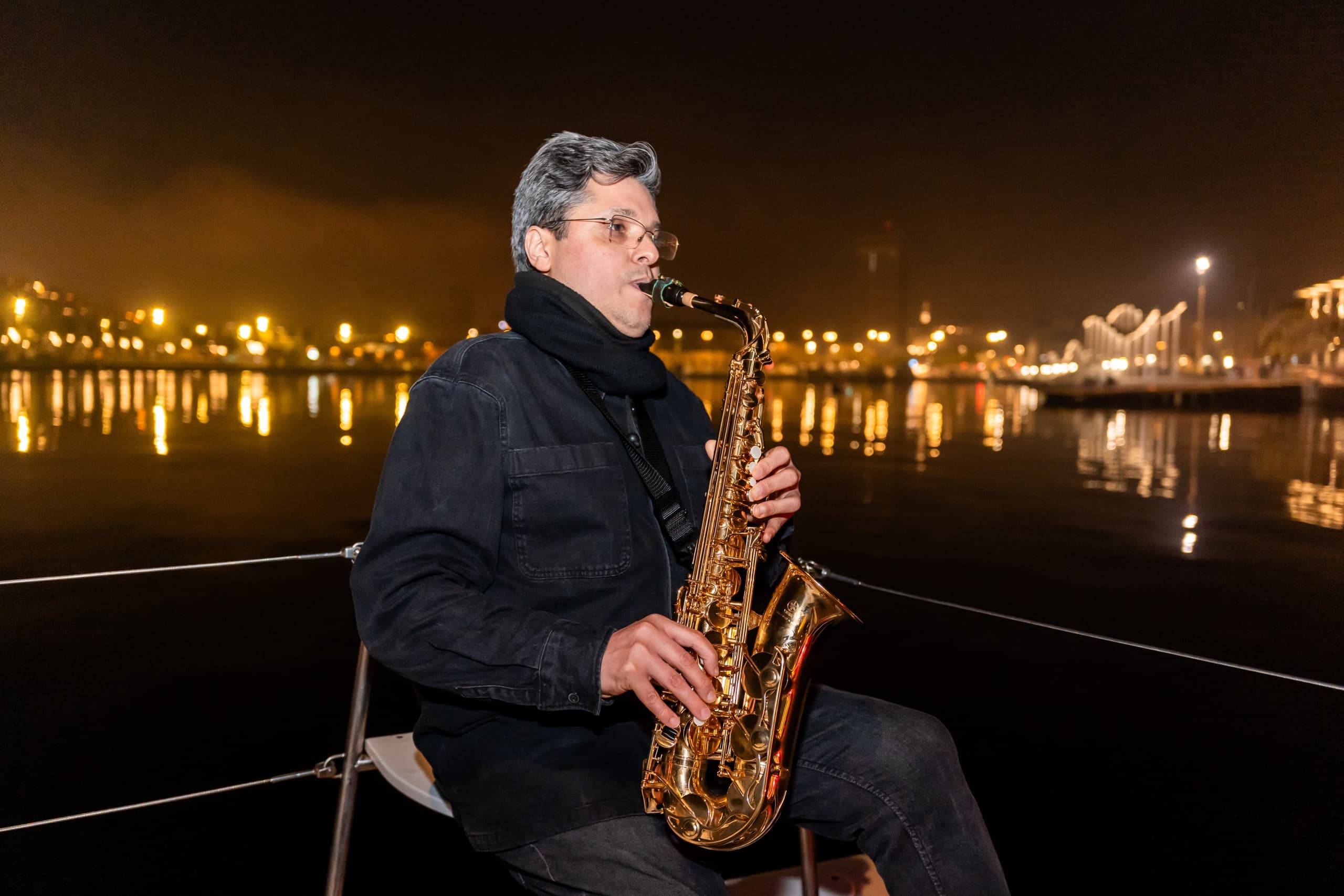 Tour Nocturno en Catamarán con Saxo en Vivo