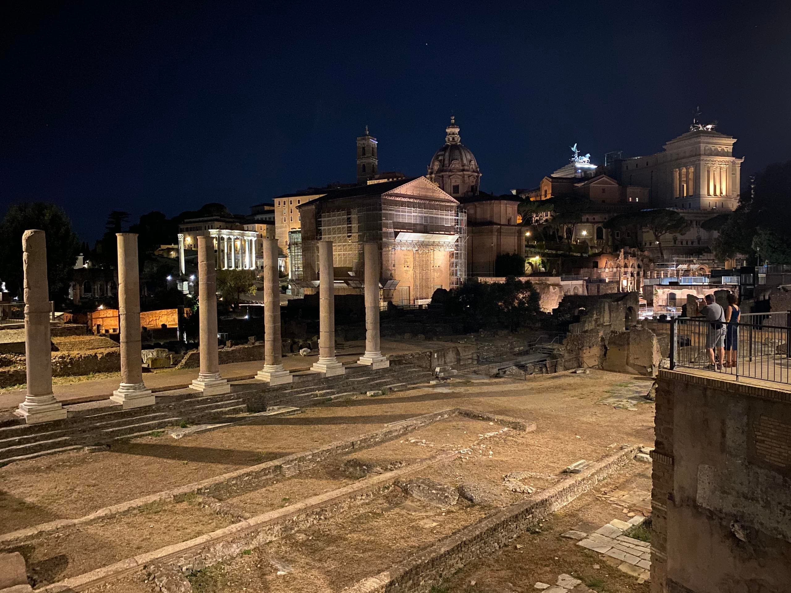 Colosseum and Roman Forum by Night: Guided Tour from Outside