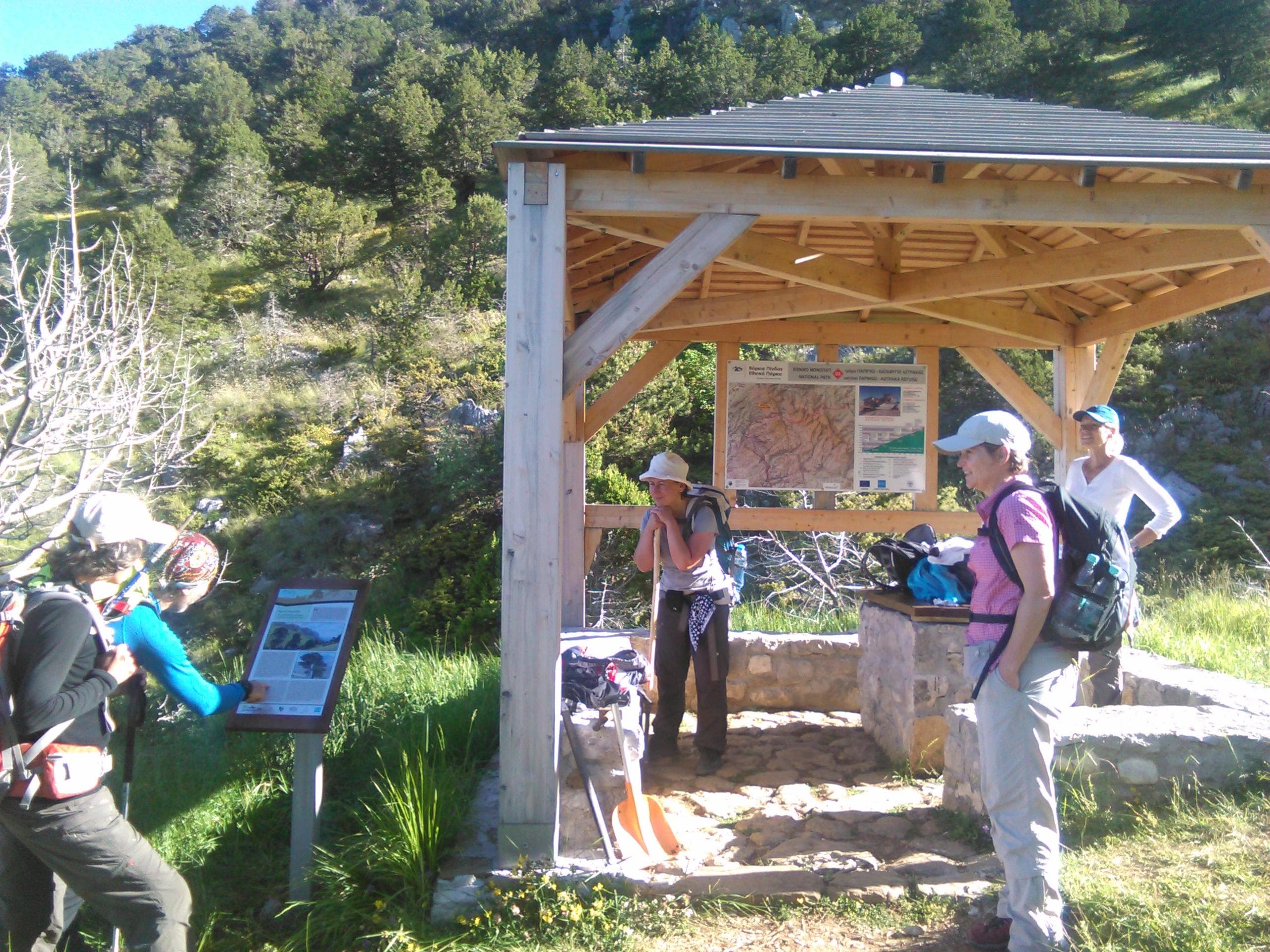 Mountain trekking - kokkino Lithari