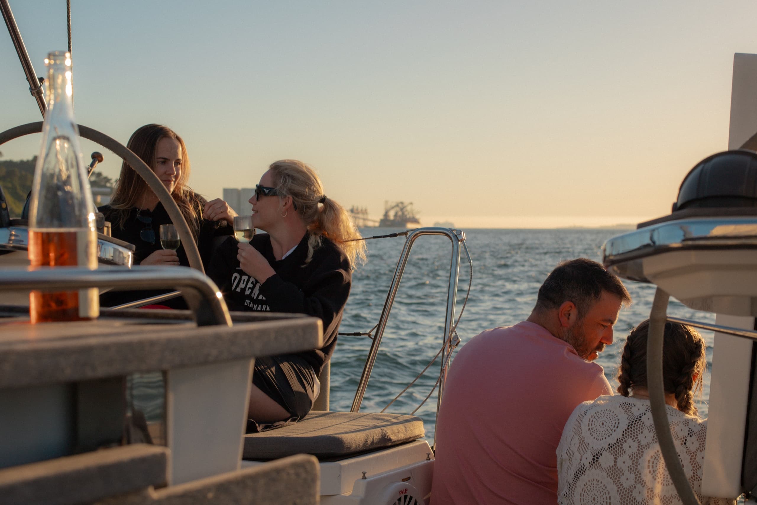 Lisbon: 2H Sunset Boat Cruise Tour With Drinks Included