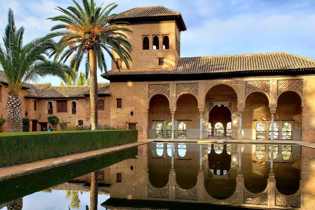 Alhambra private full tour: Nasrid Palaces, Alcazaba, and Generalife. Entry tickets included