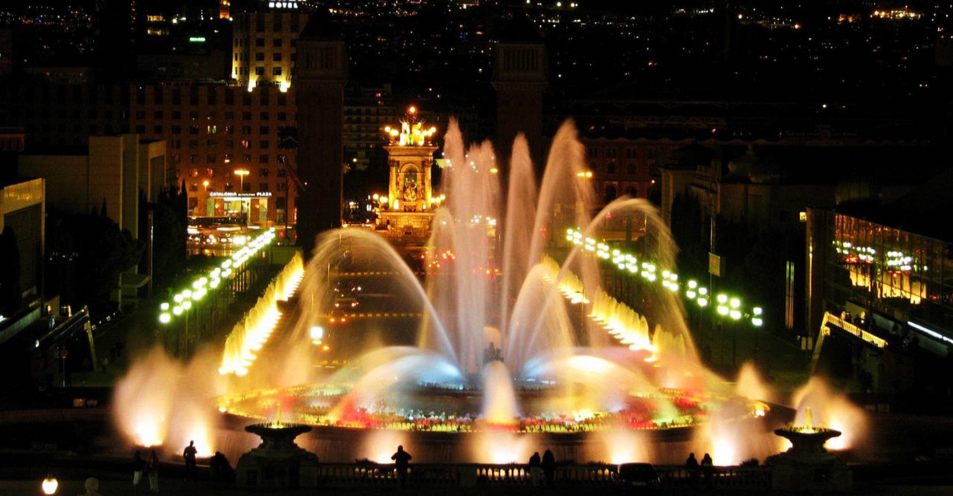 Barcelona Best Views: Old Town, Montjuic Castle visit & Magic Fountain Show with Small Group (PM)