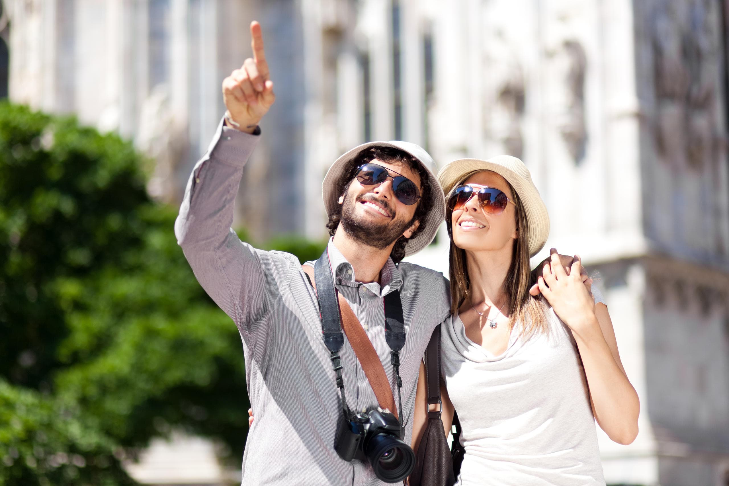 Milan: Private walking tour & Aperitivo
