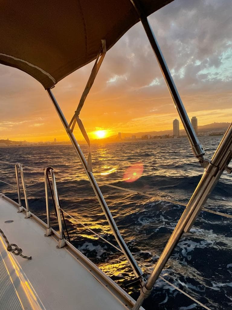 Excursión en velero al atardecer en Barcelona