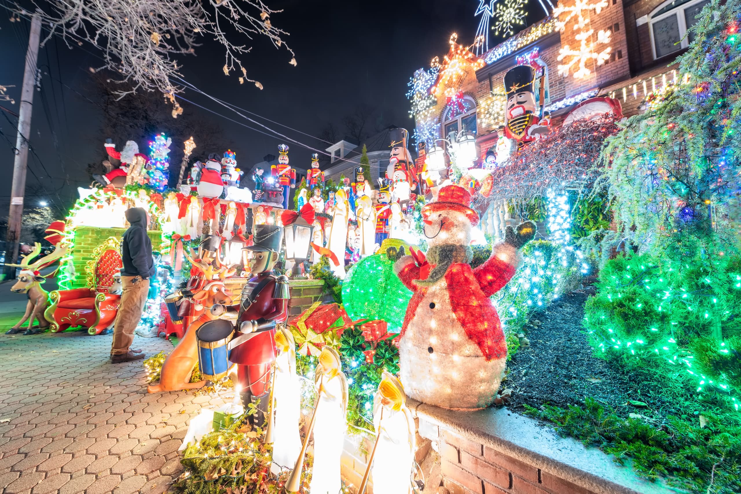 Dyker Heights, DUMBO & Free Hot Chocolate - Luxury Minivan (22 Passengers)