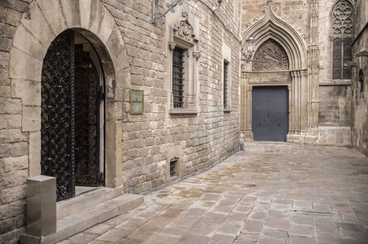Barcelona. Leyendas del Barrio Gótico con tapas. Tour privado.