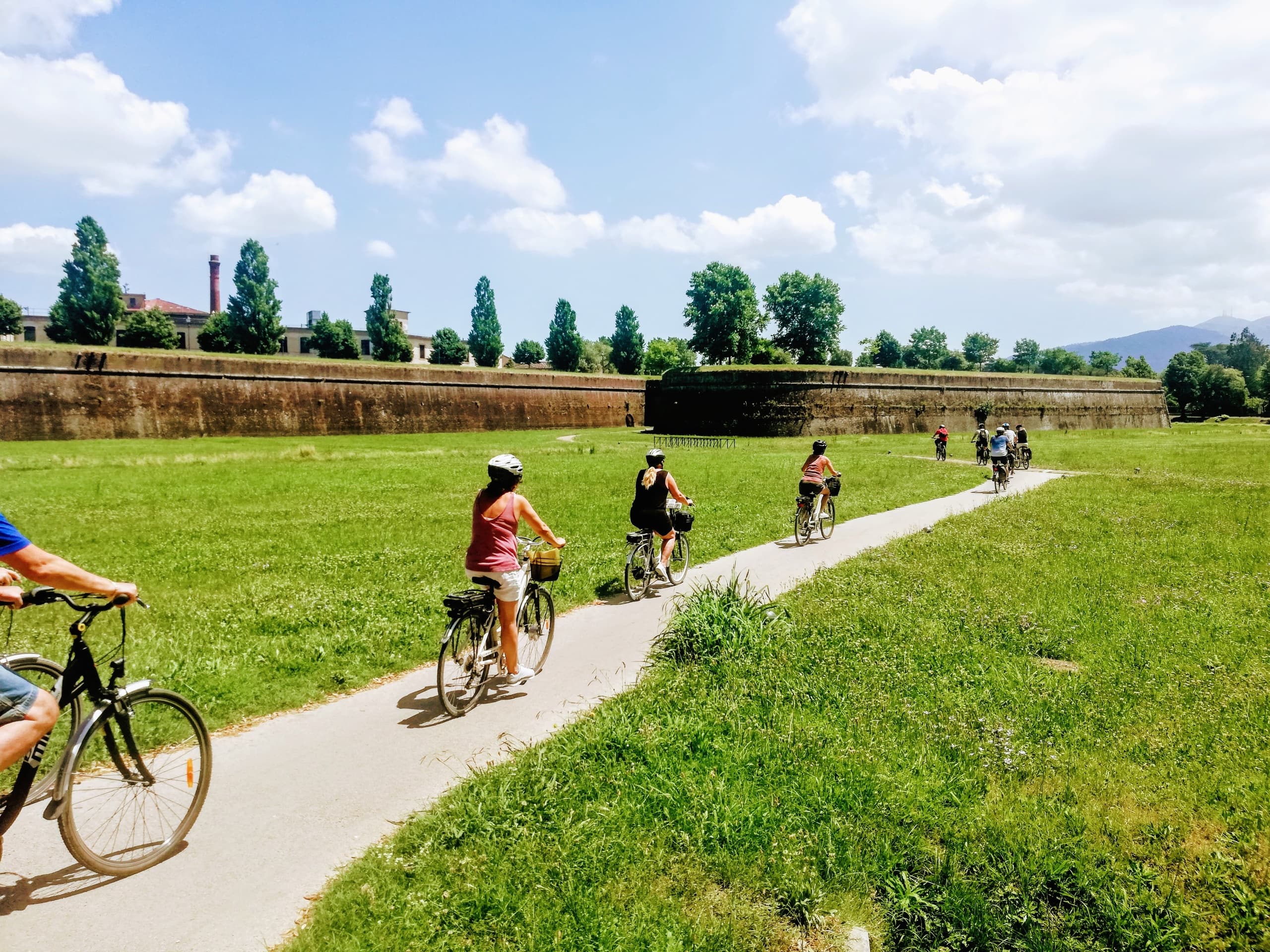 Tour of Lucca and Walls starting from your villa by e-bike
