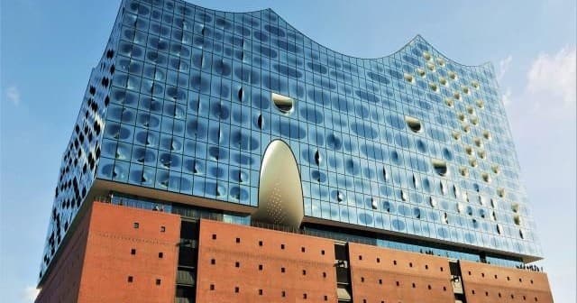 Elphi plaza tour in english