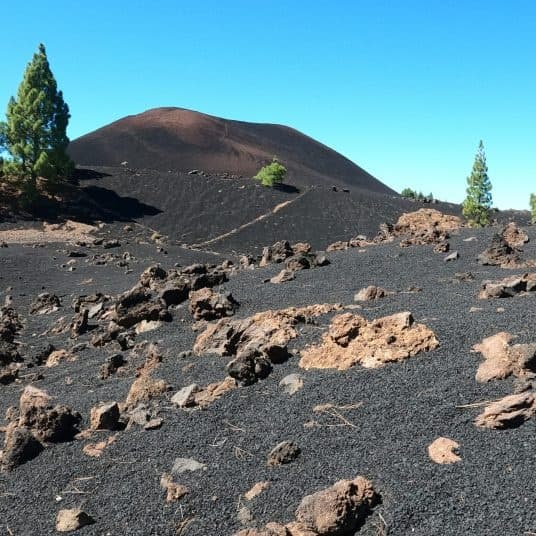 Senderismo entre volcanes, escorias y cenizas