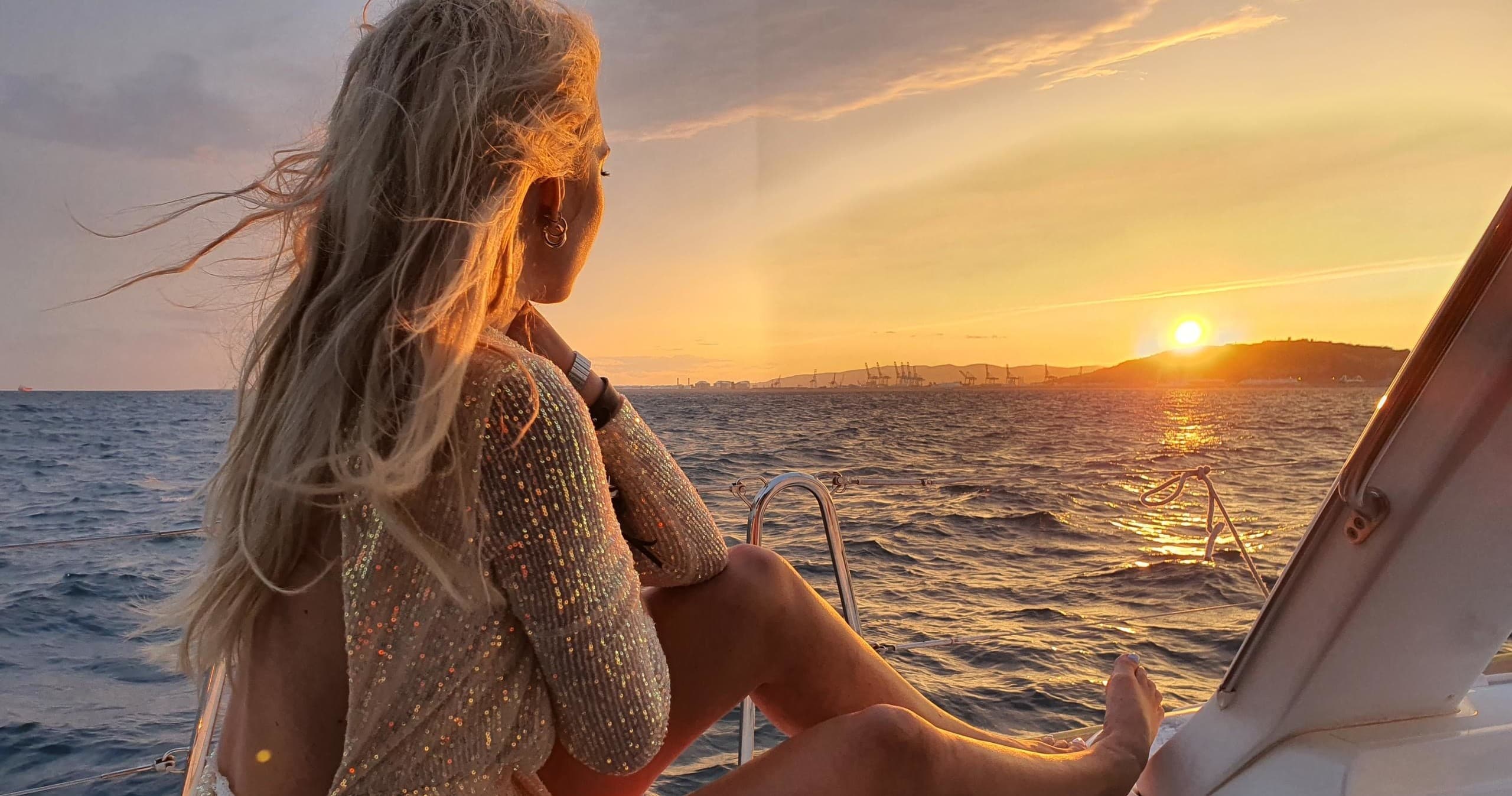 Experiencia de Navegación Compartida al Atardecer en Velero de Lujo de 16 mts.