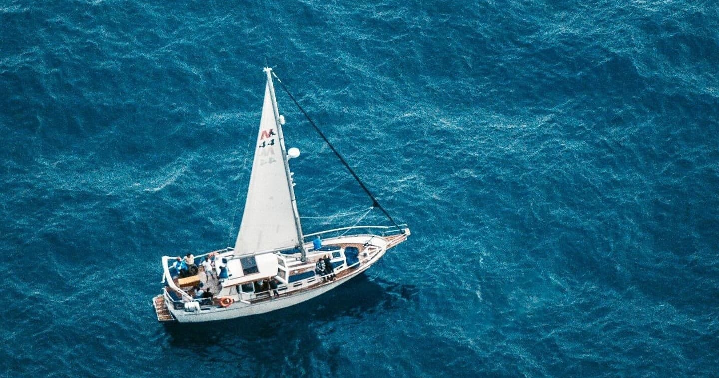 Passeio de Barco pelas Baías Oeste com almoço incluído