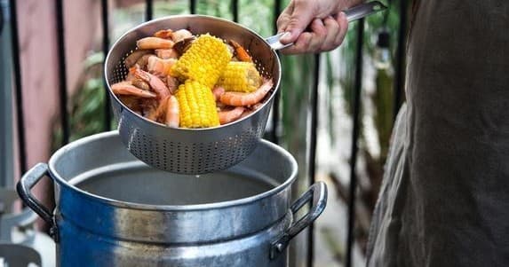New Orleans: Shrimp Boil Cabaret Experience