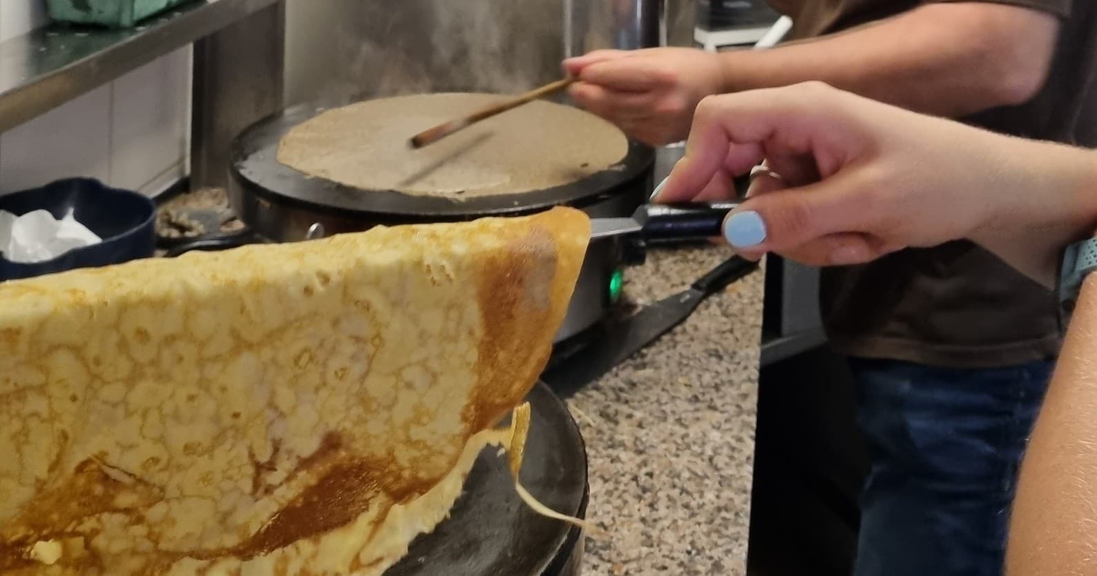 Amazing afternoon sweet crêpe cooking class Paris