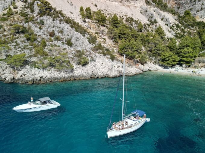 From Hvar: Pakleni Islands & Red Rocks Comfort Sailboat Tour