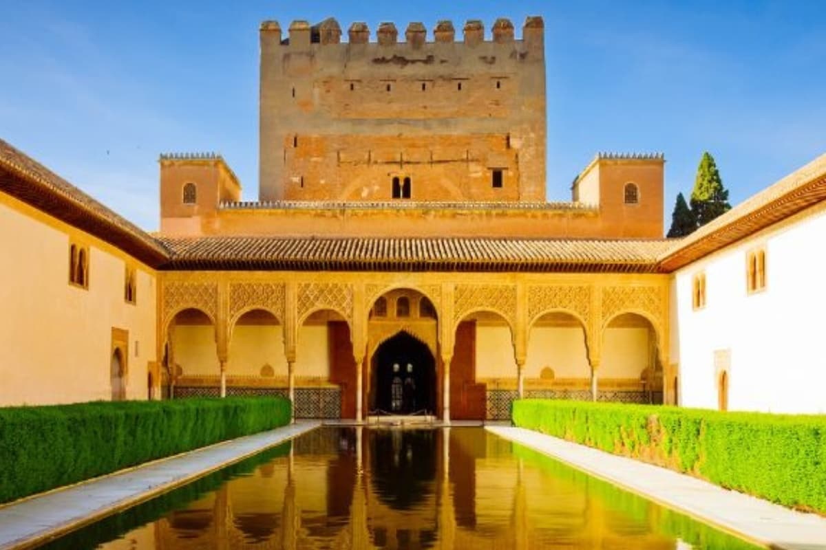 Alhambra private full tour: Nasrid Palaces, Alcazaba, and Generalife. Tickets not included.