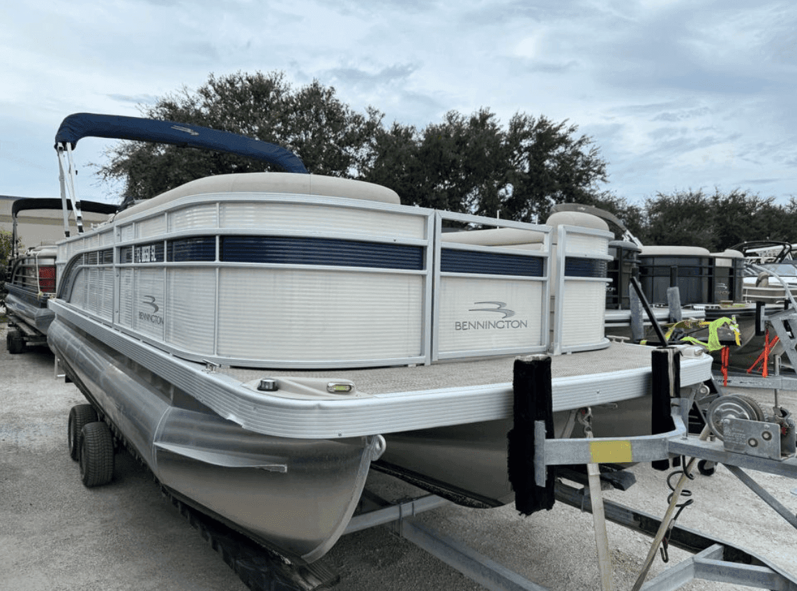 Bennington Tritoon 22