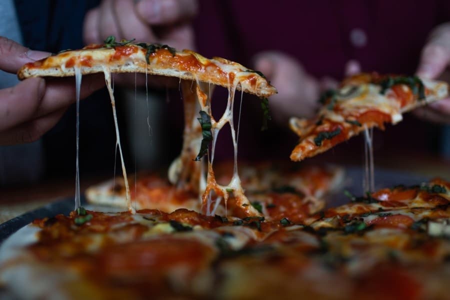 A delightful Pizza on a night tour of Rome