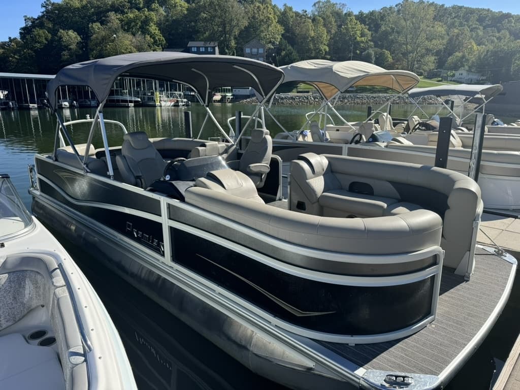 24' Premier Tritoon Rental (17 People)